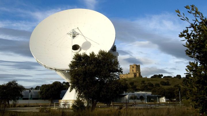 Antena de la Agencia Europea del Espacio con el Castillo de Aulencia al fondo / ESA