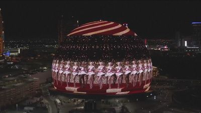 Las Vegas celebra el inicio de la navidad con proyecciones en una esfera gigante
