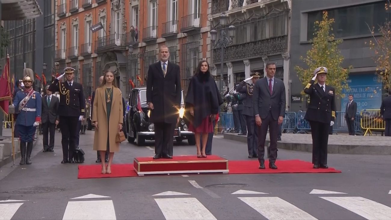 El himno de España, con los reyes y la princesa Leonor, da comienzo a la apertura de la XV Legislatura