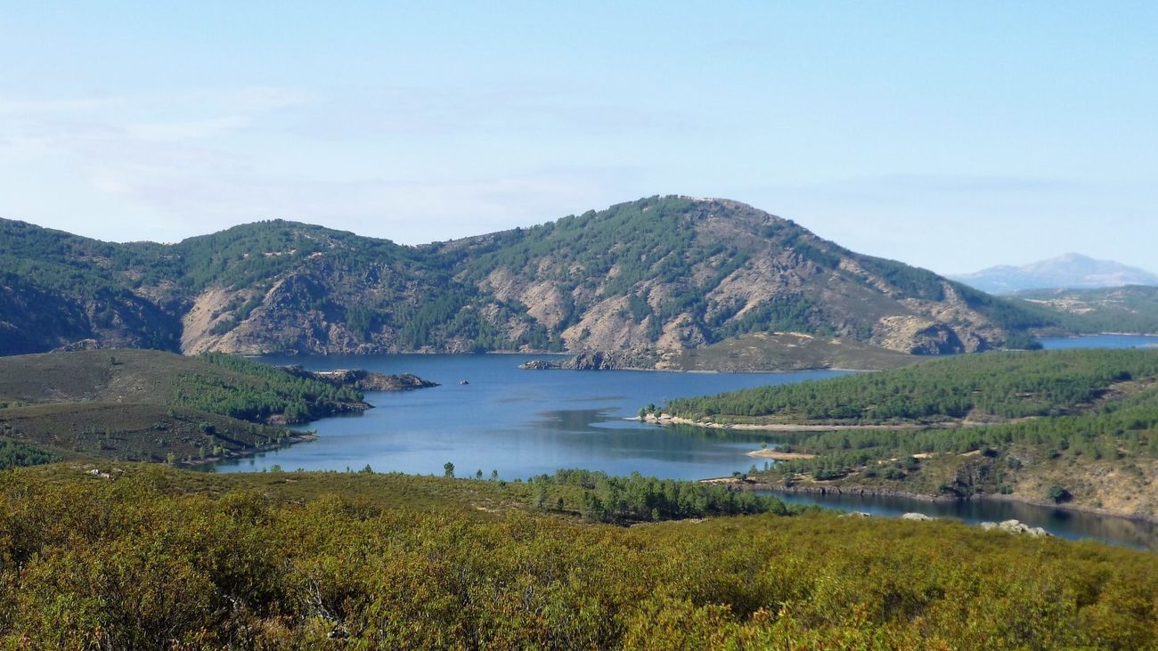 Vista del Embalse de El Atazar desde un tramo de la Senda del Genaro