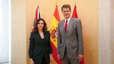 Ayuso se reúne con el embajador de Reino Unido en España para "fortalecer las relaciones políticas y comerciales"