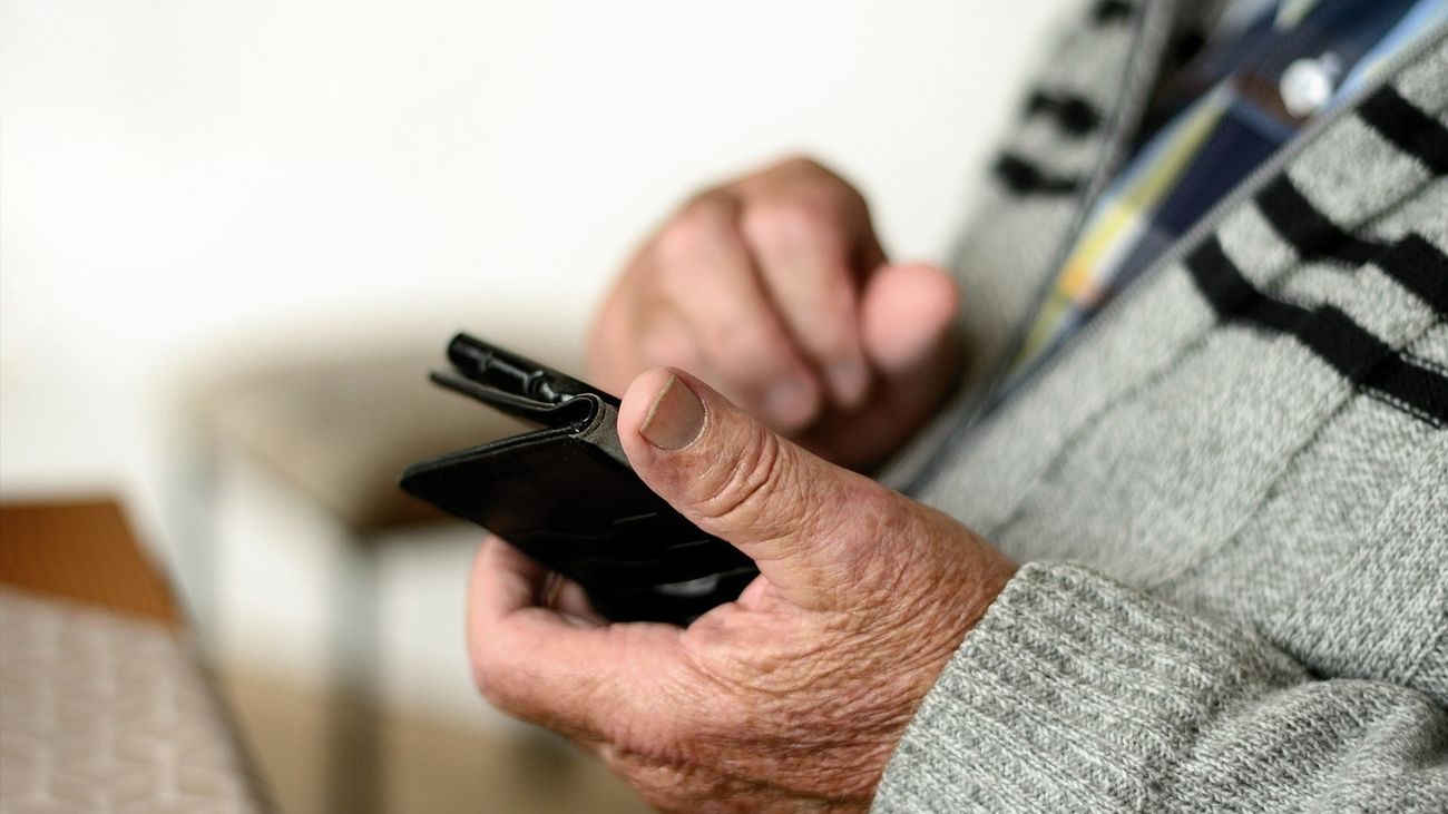 Alrededor de 900.000 personas mayores en España estarían excluidas del alquiler por la brecha digital