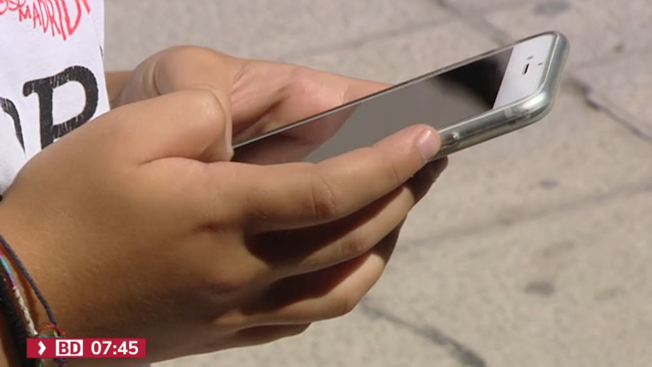 Dos profesoras presentan una petición en el Congreso para prohibir el uso de móviles en menores de 16 años