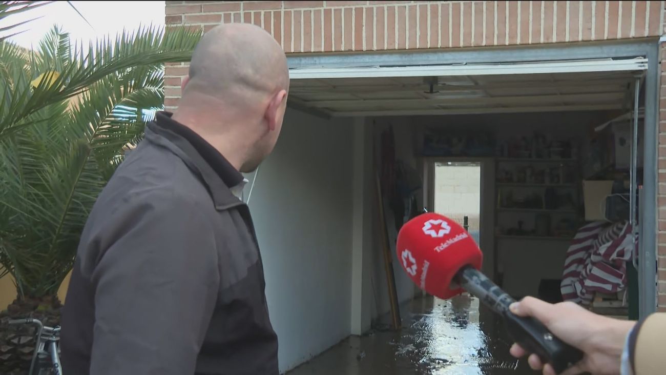 Un vecino muestra el estado de su garaje tras las lluvias caídas en Camarma de Esteruelas