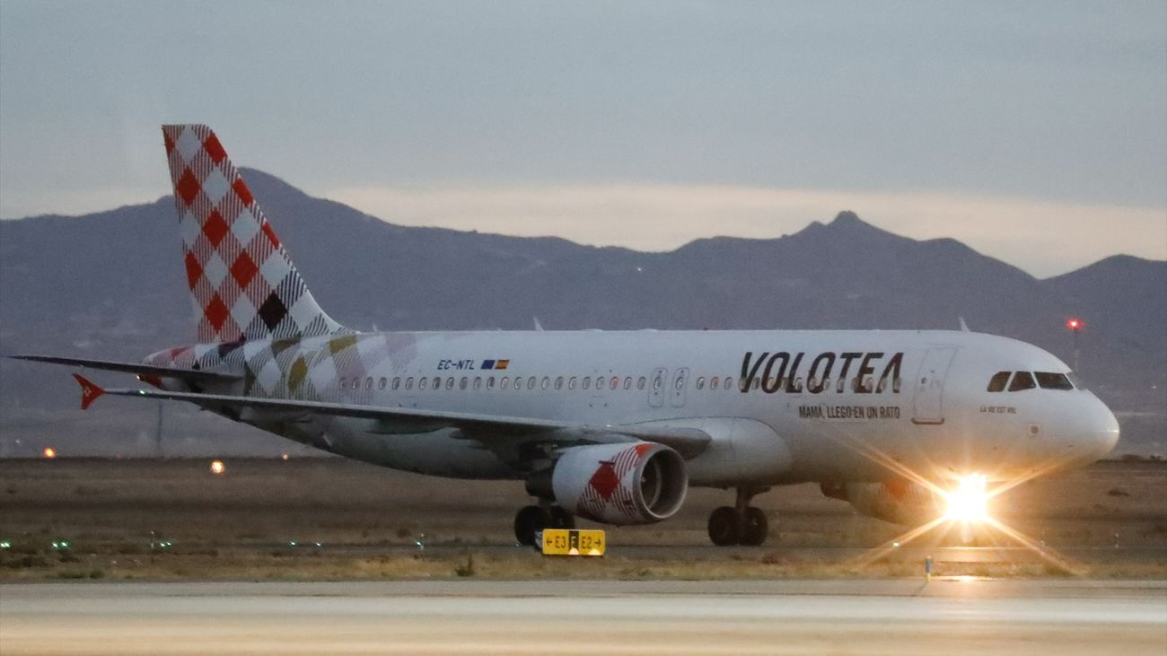 Llega el primer avión de Madrid al aeropuerto de Corvera en el vuelo inaugural de la compañía Volotea
