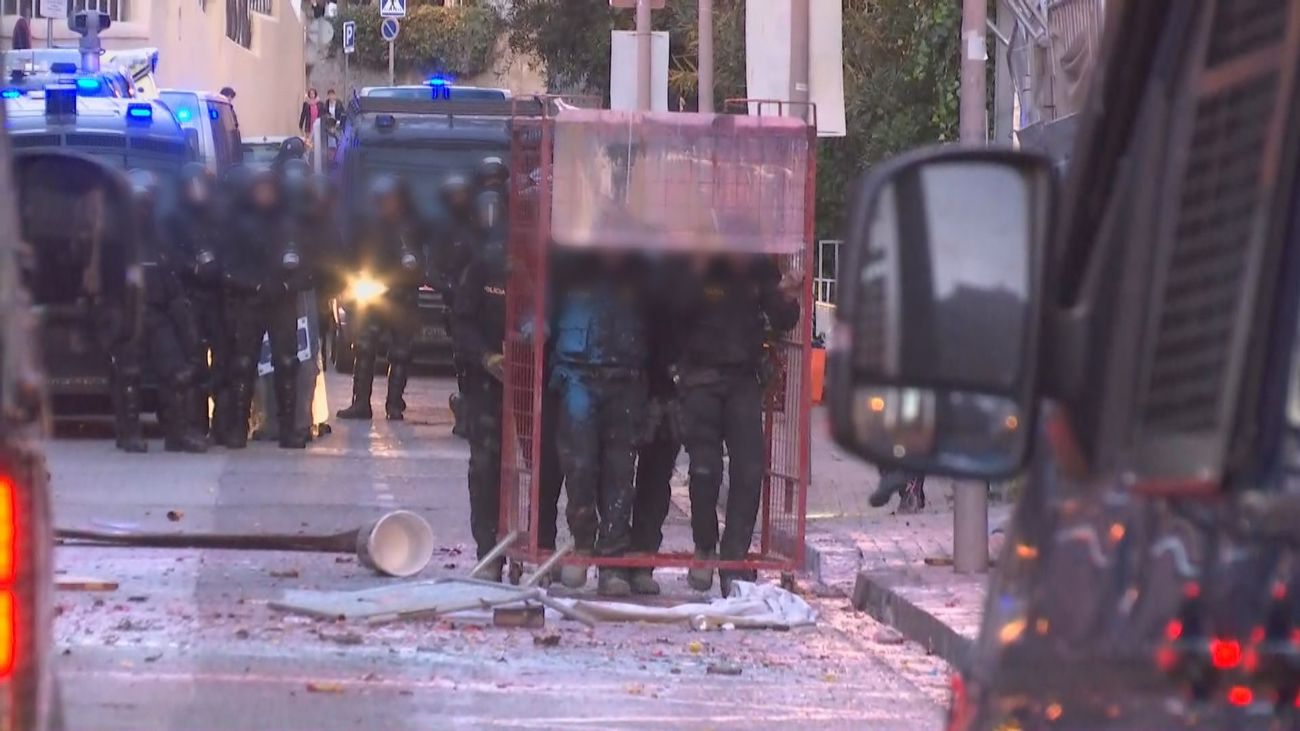 Los Mossos emplean por primera vez una jaula para protegerse en el desalojo de los edificios okupados