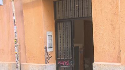 La pesadilla de unos vecinos por tres pisos turísticos ilegales en la calle Esgrima