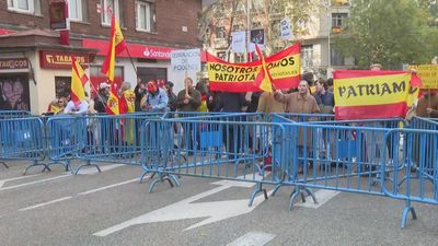 Un millar de personas se concentra frente a la sede del PSOE en Ferraz tras el acto del PP