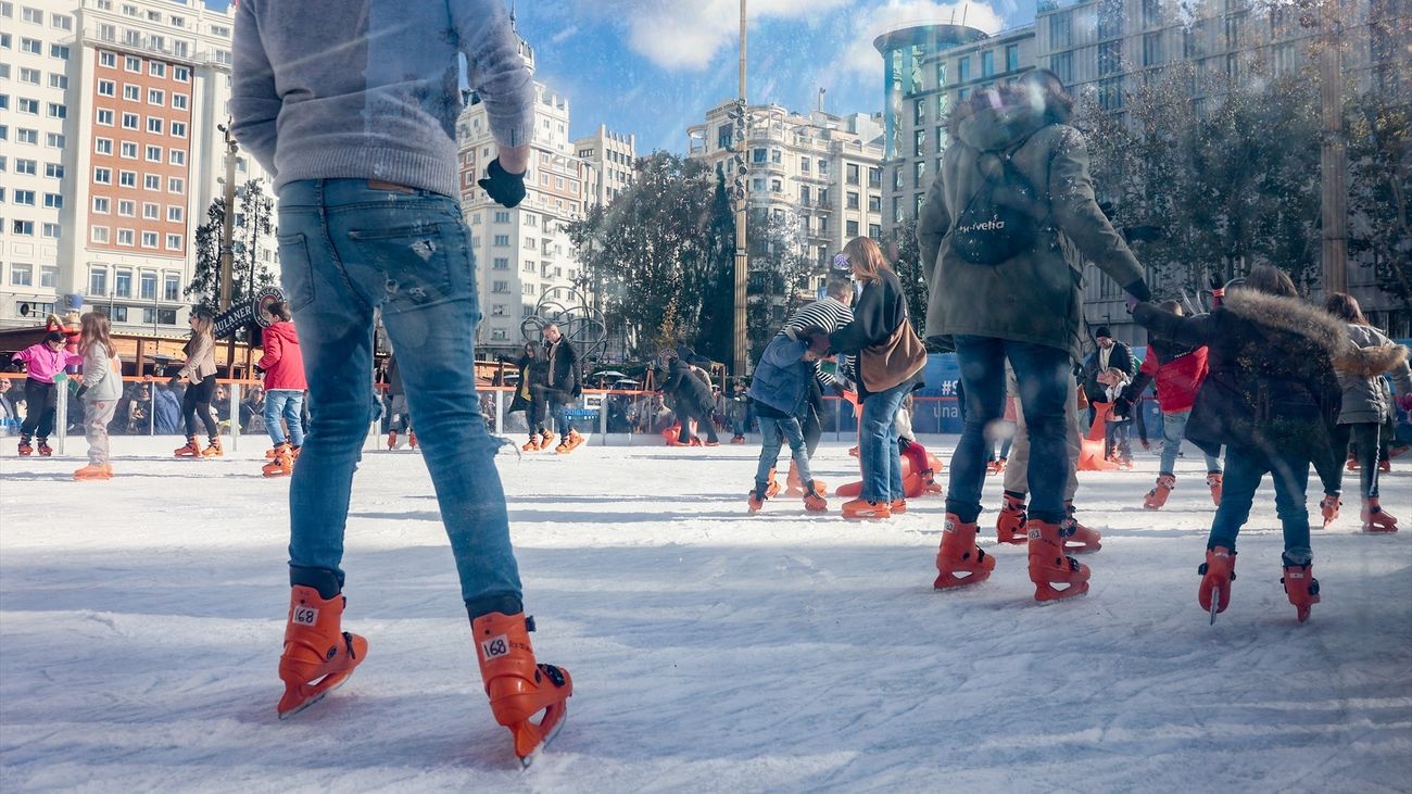 La Plaza de España da la bienvenida a la Navidad con una pista de hielo para todos los públicos