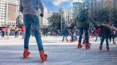 La Plaza de España recibe a la Navidad con una pista de hielo para todos los públicos