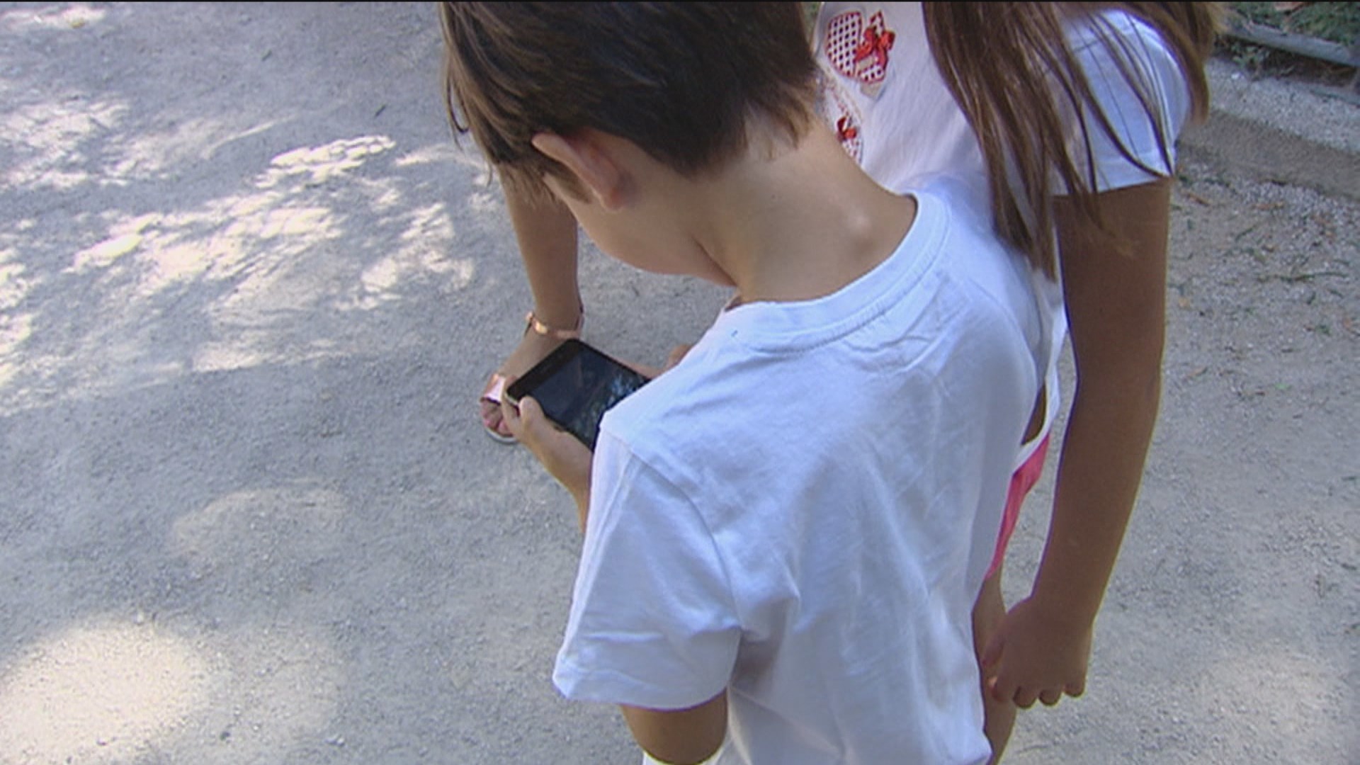 El 70% de los niños de España ya tiene móvil a los 12 años: la pandemia  avanza el primer 'smartphone' - El Periódico