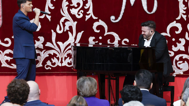 El cantante Abraham Mateo actúa en el acto de homenaje a la Constitución Española, este lunes en la sede de la Presidencia de la Comunidad de Madrid. / EUROPA PRESS