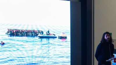 El madrileño, César Dezfuli, ganador del World Press Photo con 'Passengers'