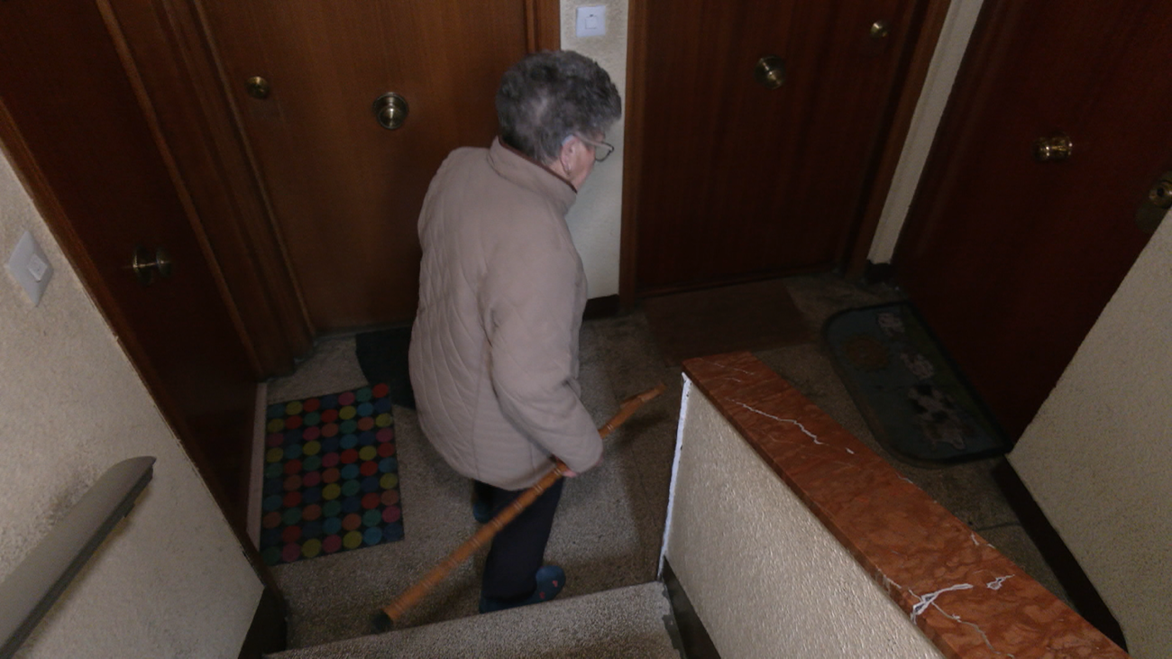La pesadilla de vivir sin ascensor y con problemas de movilidad en La Elipa