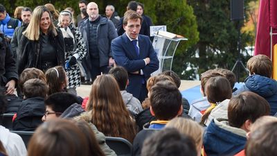 El Ayuntamiento de Madrid rinde homenaje a la Constitución en los Jardines de la Transición