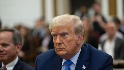 El fiscal acusa a Trump de mandar "enfurecidos" Proud Boys al Capitolio