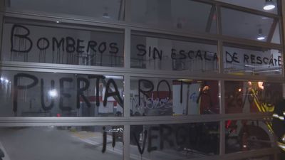 Un parque de bomberos  lleva dos meses sin autoescala por la avería de una puerta