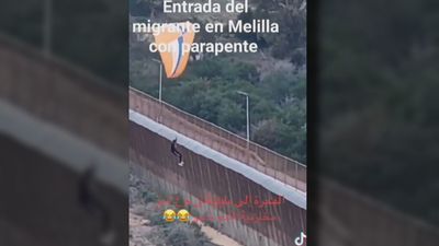 Un inmigrante intenta saltar la valla de Melilla en parapente