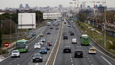 Retenciones en las salidas de Madrid al inicio del puente de la Constitución