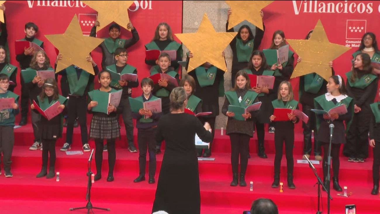 Isabel Díaz Ayuso disfruta de los villancicos en la Real Casa de Correos