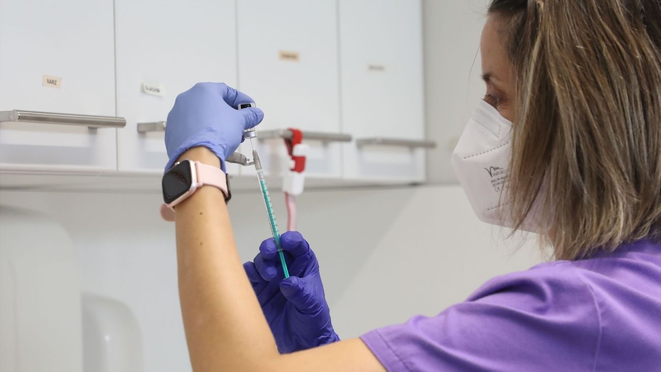 Una enfermera prepara una dosis de vacunación