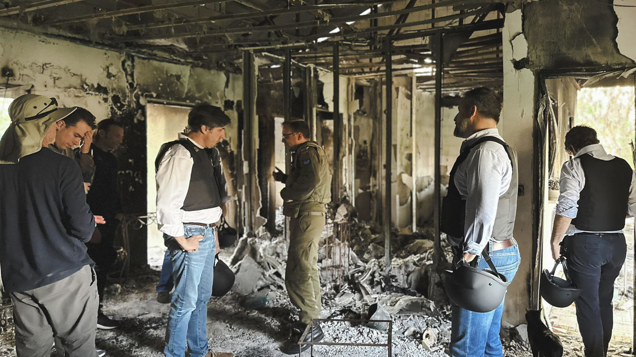 Una delegación de VOX encabezada por Santiago Abascal (2d) ha visitado Israel para conocer de primera mano los efectos de los ataques terroristas de Hamás y mostrar su apoyo al Gobierno de Benjamín Netanyahu en su lucha contra el terrorismo