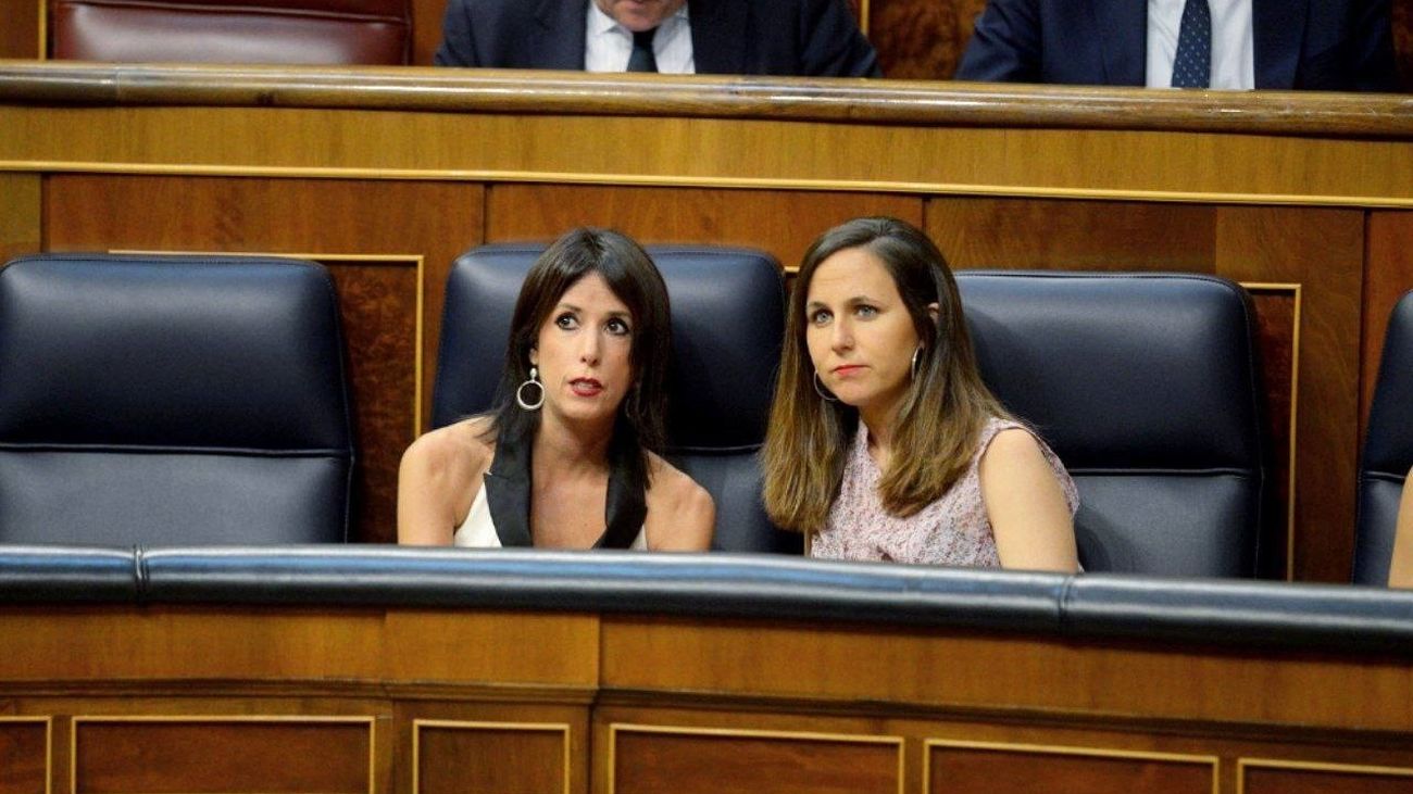 Las diputadas de Podemos Martina Velarde e Ione Belarra, en el Congreso de los Diputados