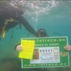 Un lotero esconde varios décimos de la lotería de Navidad en el fondo del mar