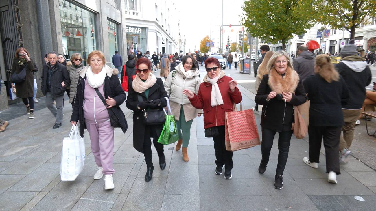 Madrileños y turistas aprovechan el puente para las compras navideñas