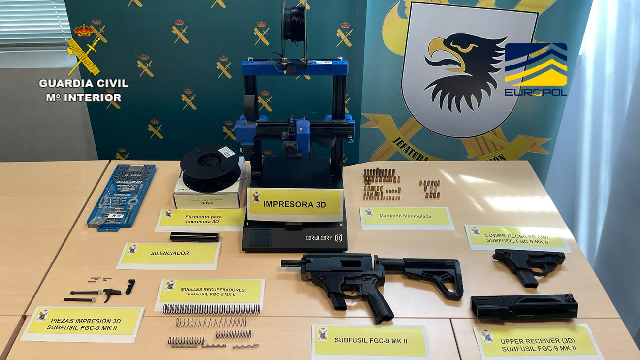 Armas, piezas y la impresora 3D usada por la red criminal