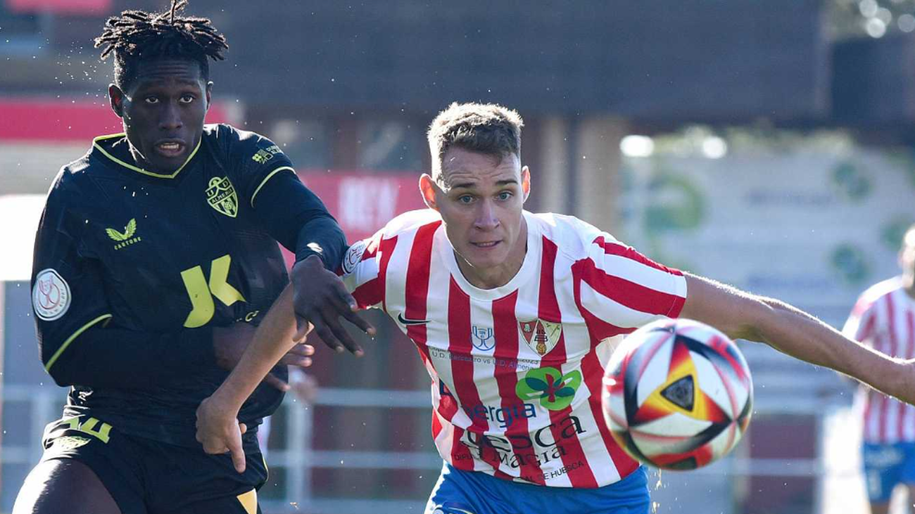 Un momento del encuentro entre el Barbastro y el Almería de Copa del Rey
