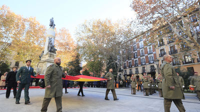 El Senado acoge por primera vez el izado de la bandera nacional en el Día de la Constitución