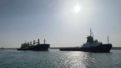 Choca un buque contra un puente en el Canal de Suez