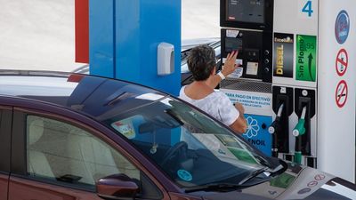 La gasolina marca su precio más bajo en lo que va de año en pleno Puente de la Constitución