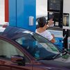 La gasolina marca su precio más bajo en lo que va de año en pleno Puente de la Constitución