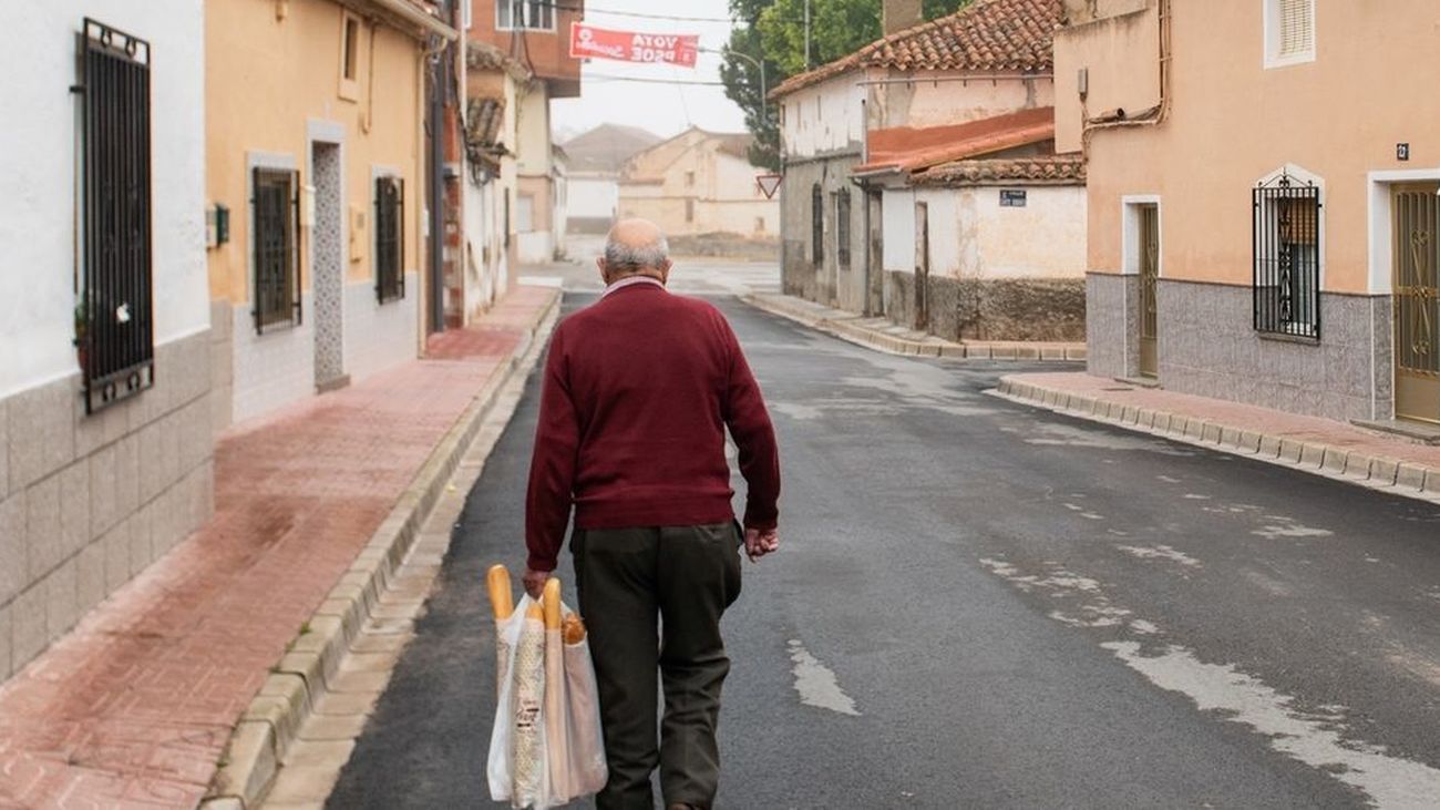 Una persona camina por la calle de un pueblo