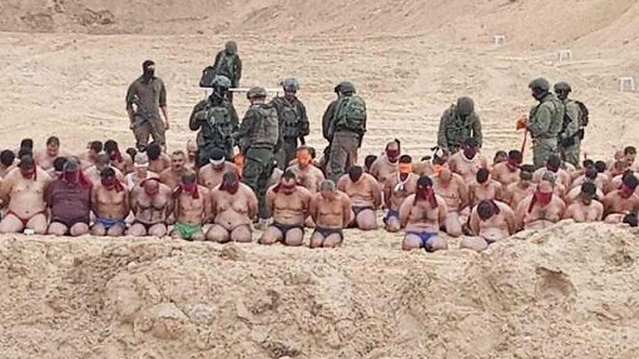 Soldados israelíes desnudan y esposan a decenas de palestinos sospechosos de terrorismo