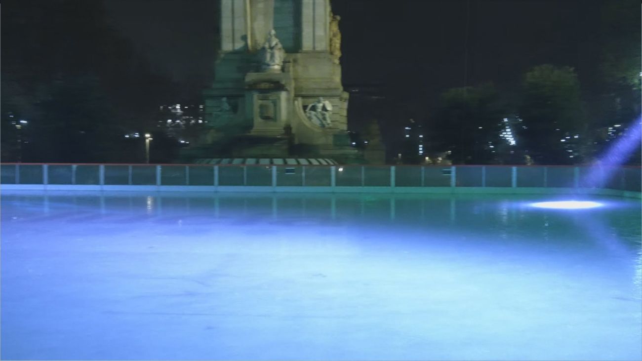 La pista de hielo de Plaza de España se inunda