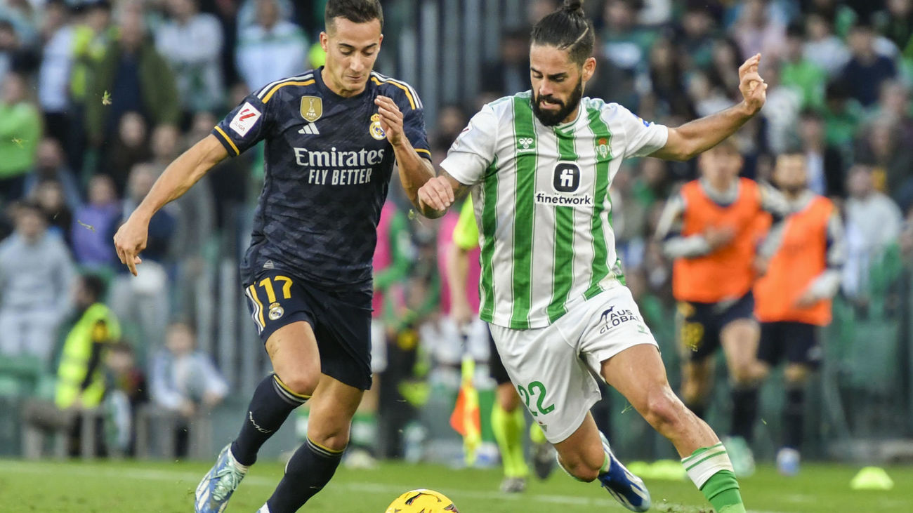 Lucas Vázquez pugna con Isco Alarcón