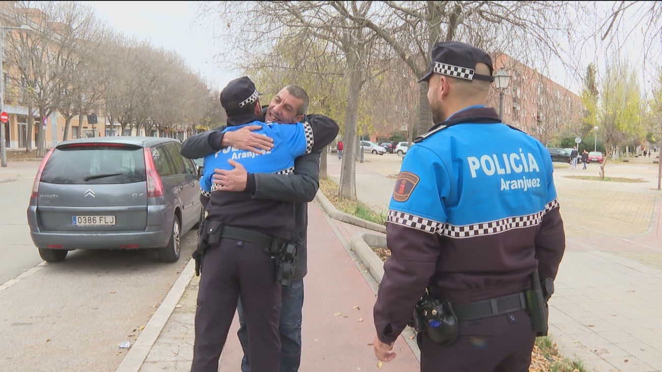 El reencuentro de Tomás con los policías de Aranjuez que le salvaron la vida: "He vuelto a nacer"
