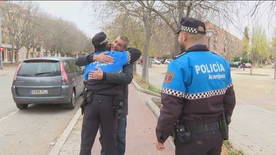 El reencuentro de Tomás con los policías de Aranjuez que le salvaron la vida: "He vuelto a nacer"