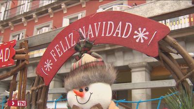 Así es el  día a día en el mercadillo de Navidad de la plaza Mayor
