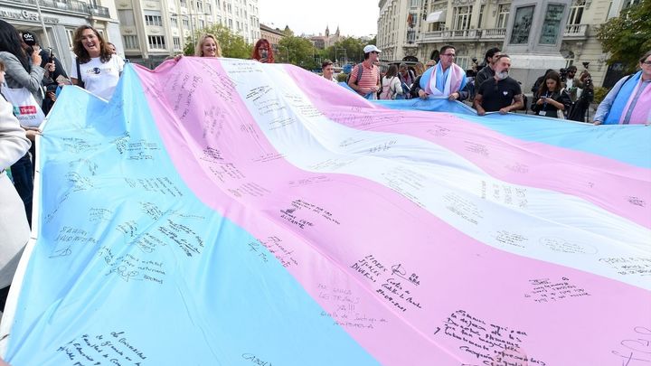 Varias personas sostienen la bandera trans frene al Congreso / EUROPA PRESS