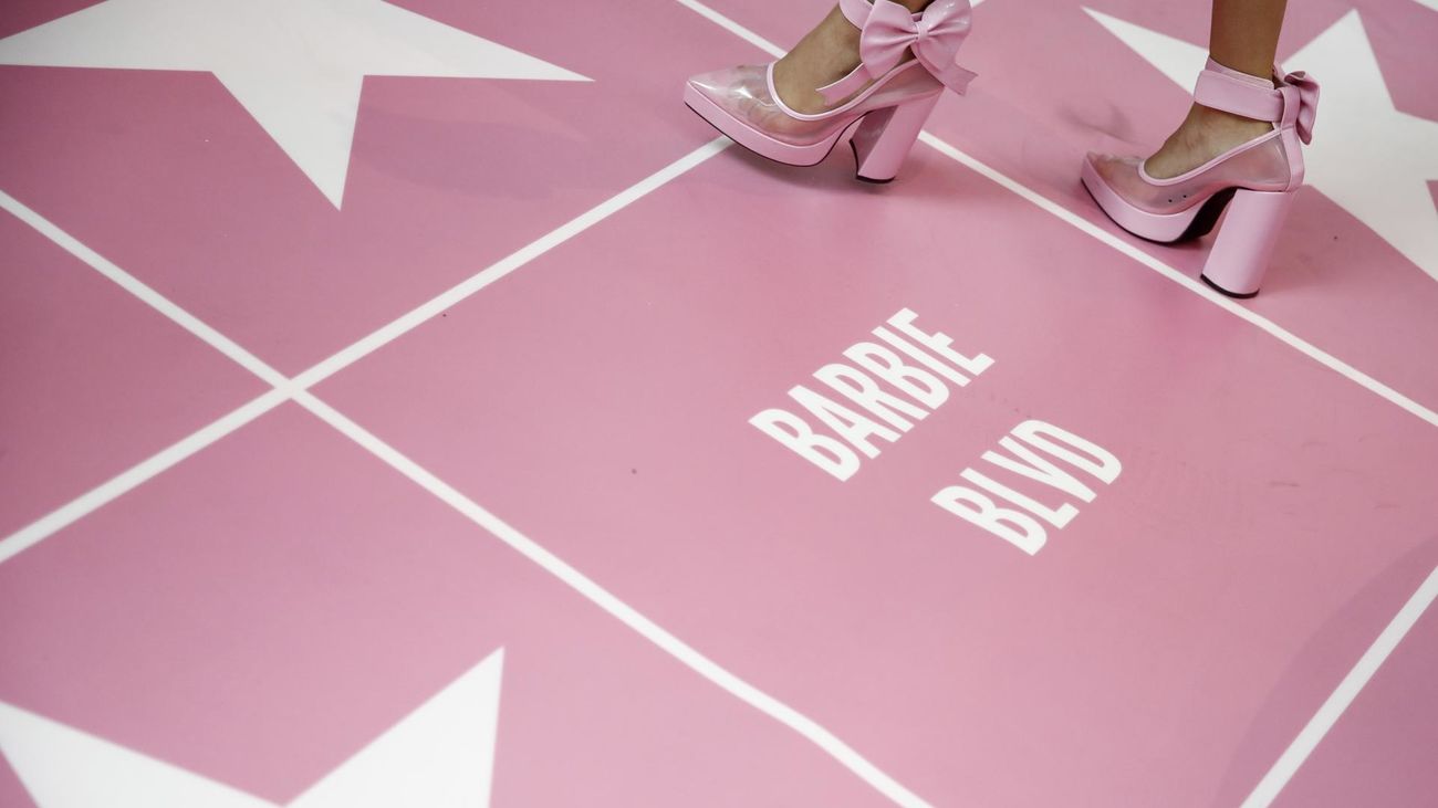 Fotografía de archivo fechada el 12 de abril de 2023 que muestra una instalación del Mundo de La Barbie, en Santa monica, California