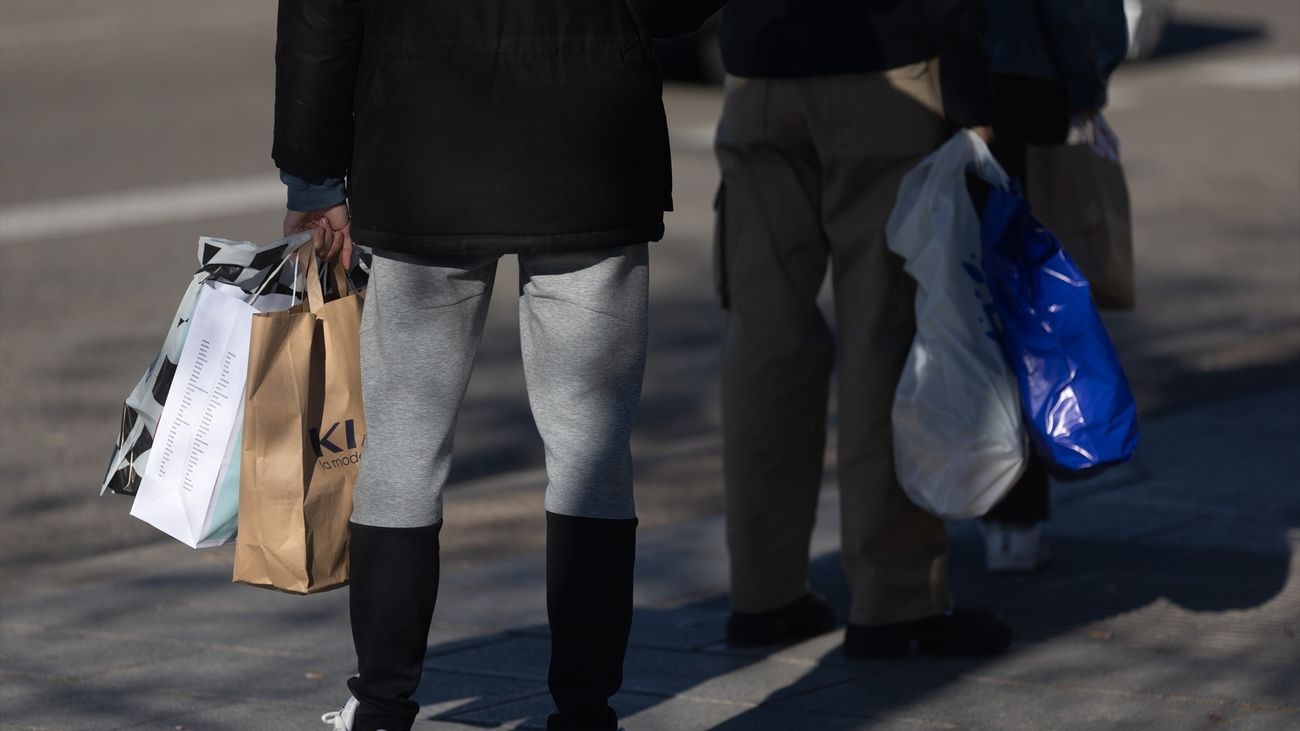 Personas con bolsas de compras