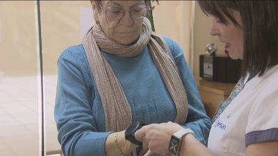 La Comunidad de Madrid implantará en 2024 un sistema de geolocalización para mayores con relojes pulsera