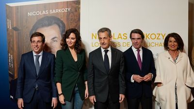 Ayuso y Almeida arropan a Nicolas Sarkozy en la presentación de su libro 'Los años de las luchas'