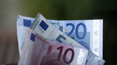 El plazo medio de pago del sector privado crece en 2023 hasta los 70 días y el del público baja a 55