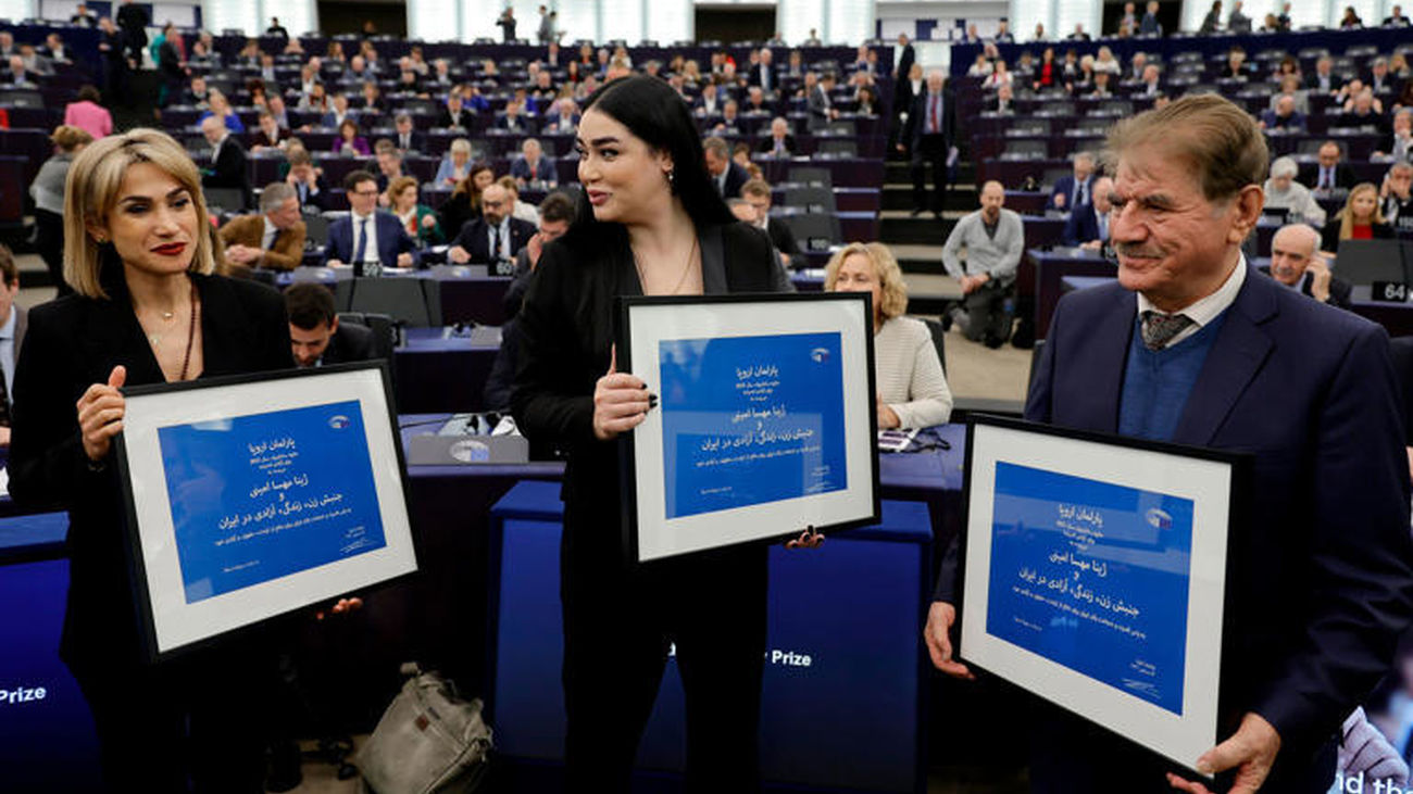 Los familiares y el abogado de Mahsa Amini reciben el premio Sájarov en el Parlamento Europeo
