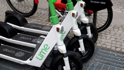 El Ayuntamiento pone 11.000 multas al mes a patinetes y bicicletas mal aparcadas en Madrid